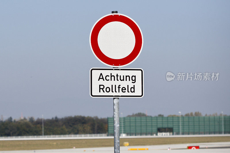 机场的警告标志:Achtung Rollfeld。